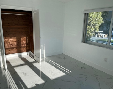 1108 Ne 16th Terrace - Photo Thumbnail 2