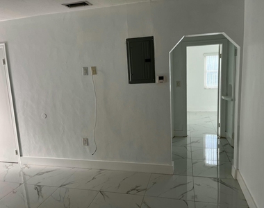 1108 Ne 16th Terrace - Photo Thumbnail 7