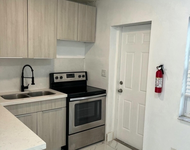 1108 Ne 16th Terrace - Photo Thumbnail 8