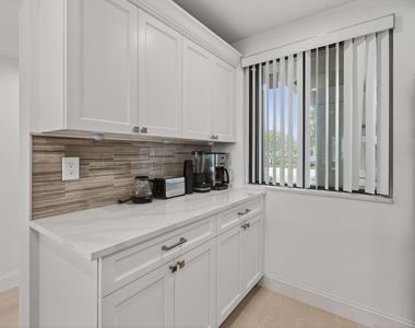 301 S Seas Drive - Photo Thumbnail 7