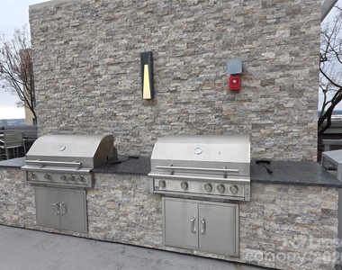 333 W Trade Street - Photo Thumbnail 16