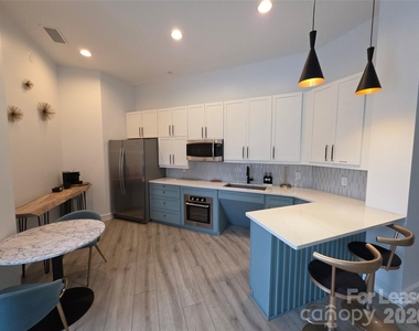 333 W Trade Street - Photo Thumbnail 14
