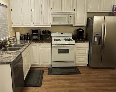 218 Newcastle Avenue - Photo Thumbnail 4