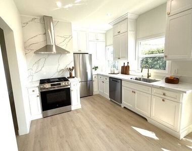 900 N Alfred Street - Photo Thumbnail 9