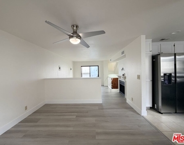 31 Eastern Avenue - Photo Thumbnail 12