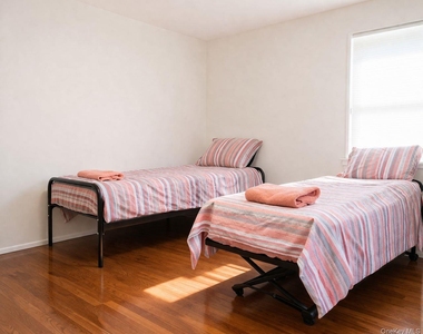 19 Lawrence Avenue - Photo Thumbnail 6