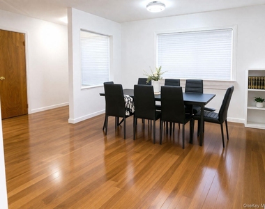 19 Lawrence Avenue - Photo Thumbnail 3