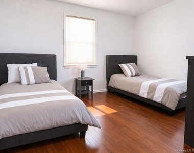 19 Lawrence Avenue - Photo Thumbnail 4