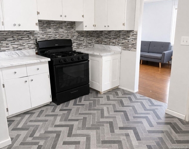 19 Lawrence Avenue - Photo Thumbnail 2