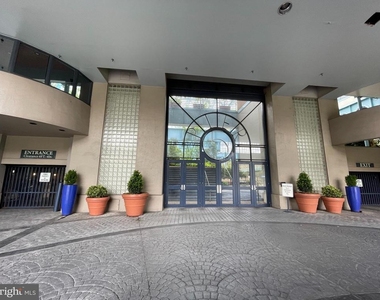 7 N Columbus Boulevard - Photo Thumbnail 38