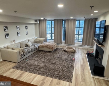 7 N Columbus Boulevard - Photo Thumbnail 1