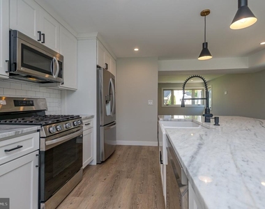 92 Pennwood Drive - Photo Thumbnail 5