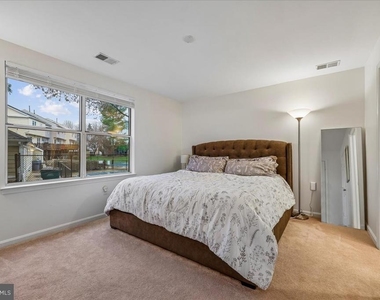10010 Vanderbilt Circle - Photo Thumbnail 8