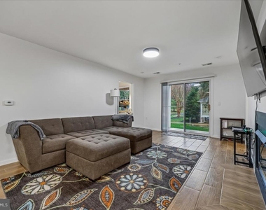 10010 Vanderbilt Circle - Photo Thumbnail 4
