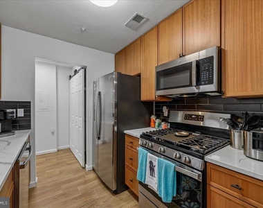10010 Vanderbilt Circle - Photo Thumbnail 6