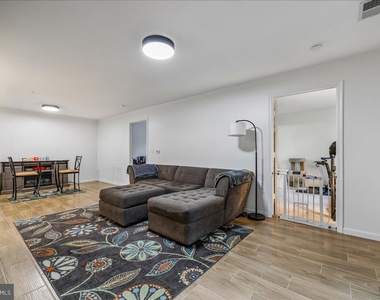10010 Vanderbilt Circle - Photo Thumbnail 3