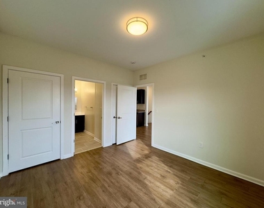 4909 Hamilton Avenue - Photo Thumbnail 4