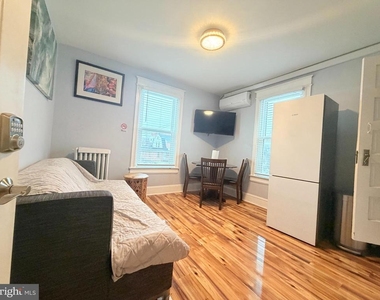 3119 South Dakota Avenue Ne - Photo Thumbnail 2