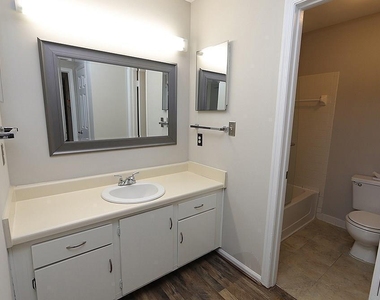 131 Kingsbury Drive - Photo Thumbnail 4