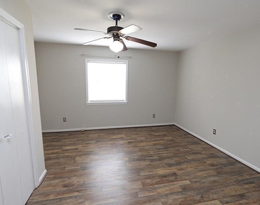 131 Kingsbury Drive - Photo Thumbnail 7