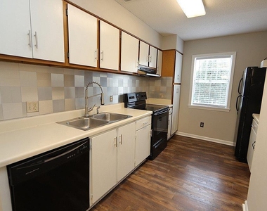 131 Kingsbury Drive - Photo Thumbnail 3