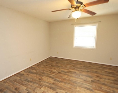 131 Kingsbury Drive - Photo Thumbnail 8