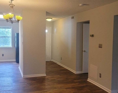 131 Kingsbury Drive - Photo Thumbnail 2