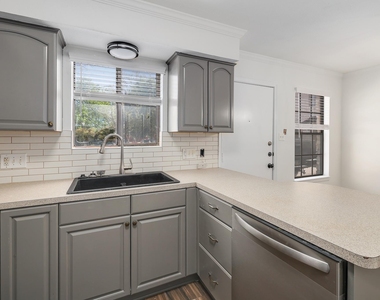 204 Northwest Dr - Photo Thumbnail 16