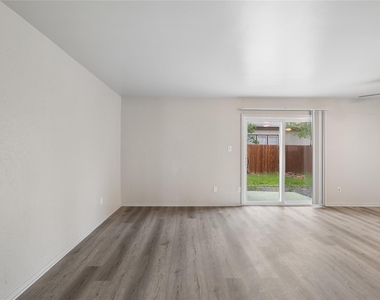 820 Sahara Ave - Photo Thumbnail 4