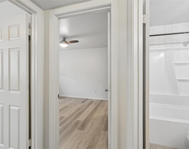 820 Sahara Ave - Photo Thumbnail 5