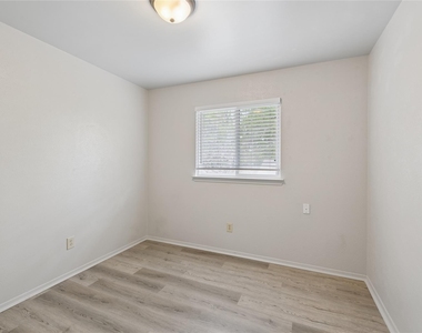 820 Sahara Ave - Photo Thumbnail 9