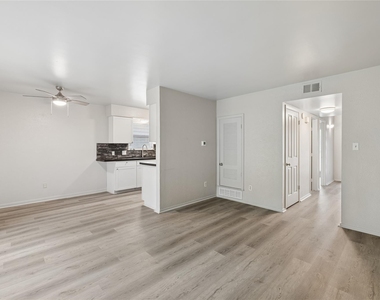 820 Sahara Ave - Photo Thumbnail 3