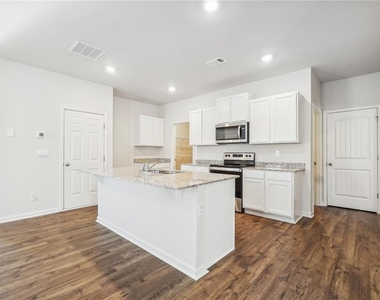 207 Whitewood Drive - Photo Thumbnail 8