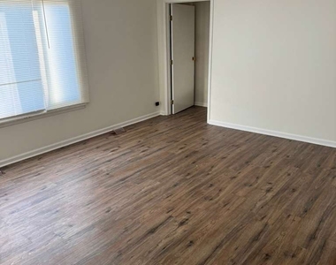 1485 Quaker Lane - Photo Thumbnail 10
