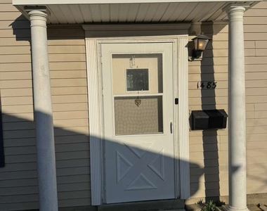 1485 Quaker Lane - Photo Thumbnail 2