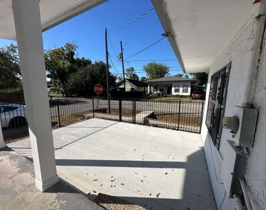 1912 Gentry Street - Photo Thumbnail 4