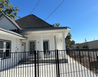 1912 Gentry Street - Photo Thumbnail 2