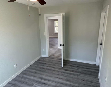 1912 Gentry Street - Photo Thumbnail 17