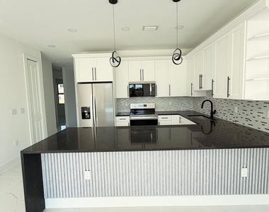 209-211 W 12th Street - Photo Thumbnail 5