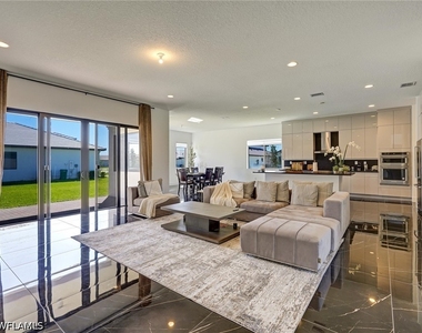5126 Penella Avenue - Photo Thumbnail 6
