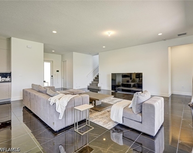 5126 Penella Avenue - Photo Thumbnail 4