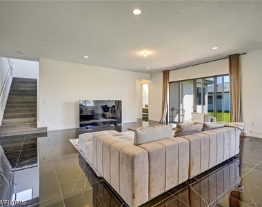 5126 Penella Avenue - Photo Thumbnail 5