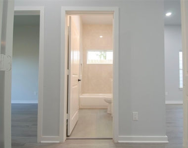2830 Mansfield Street - Photo Thumbnail 9