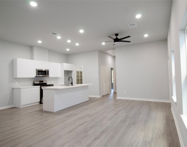 2830 Mansfield Street - Photo Thumbnail 3