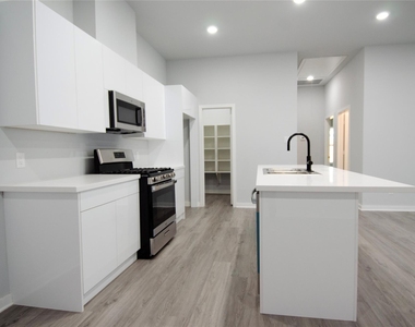 2830 Mansfield Street - Photo Thumbnail 7