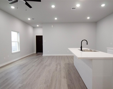 2830 Mansfield Street - Photo Thumbnail 4