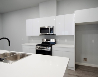 2830 Mansfield Street - Photo Thumbnail 5