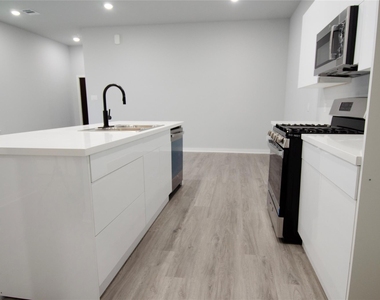 2830 Mansfield Street - Photo Thumbnail 6