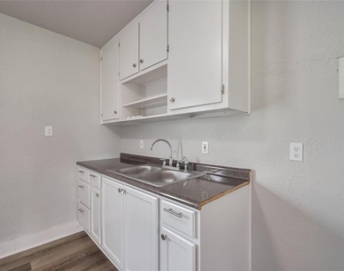 1311 Fred Street - Photo Thumbnail 6