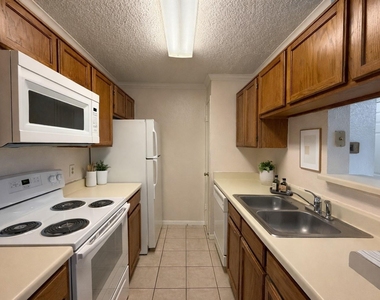 2121 Hepburn Street - Photo Thumbnail 4